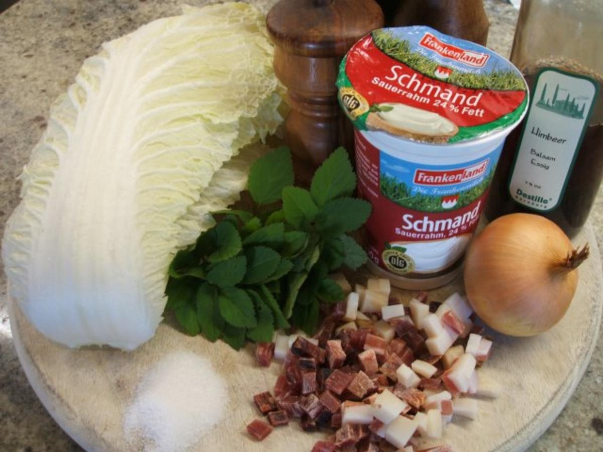 Salate: Chinakohl und junger Giersch mit Sauerrahm-Dressing auf Rote-Bete-Carpaccio - Rezept - Bild Nr. 2