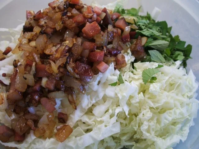 Salate: Chinakohl und junger Giersch mit Sauerrahm-Dressing auf Rote-Bete-Carpaccio - Rezept - Bild Nr. 5