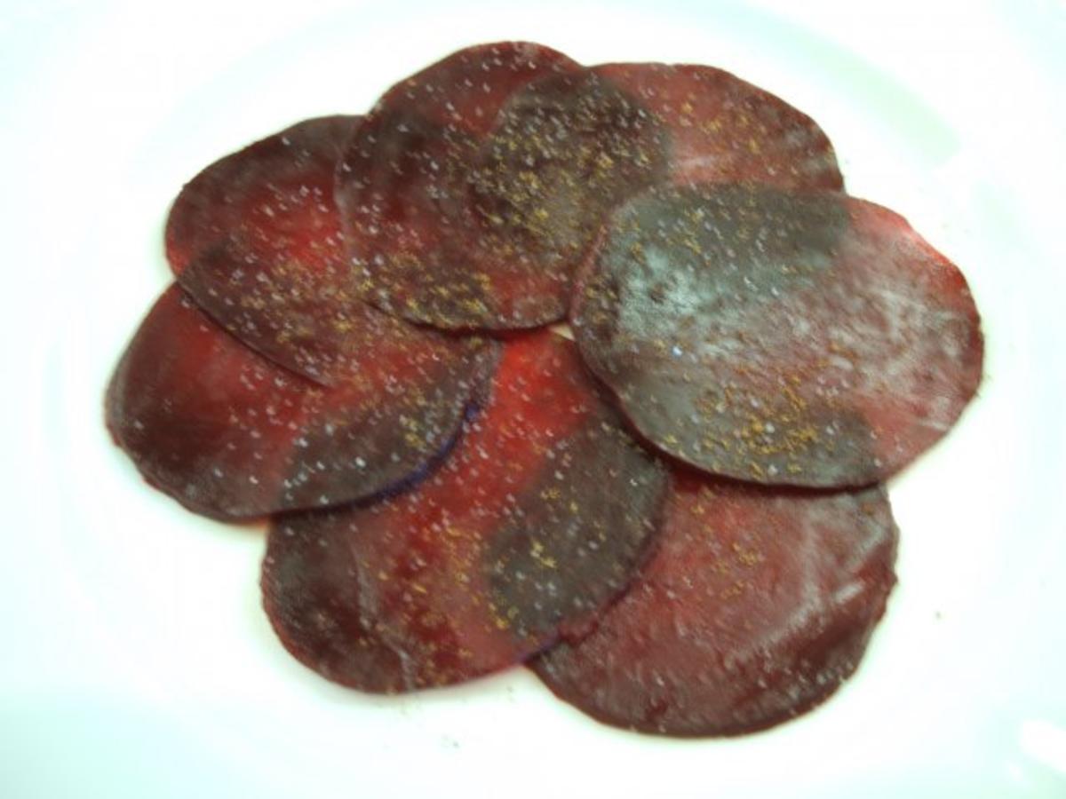 Salate: Chinakohl und junger Giersch mit Sauerrahm-Dressing auf Rote-Bete-Carpaccio - Rezept - Bild Nr. 6