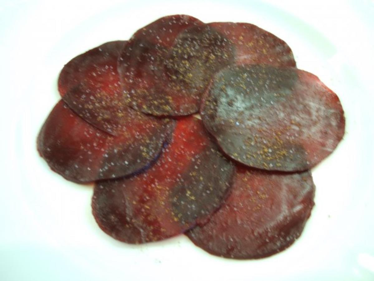 Salate: Chinakohl und junger Giersch mit Sauerrahm-Dressing auf Rote ...