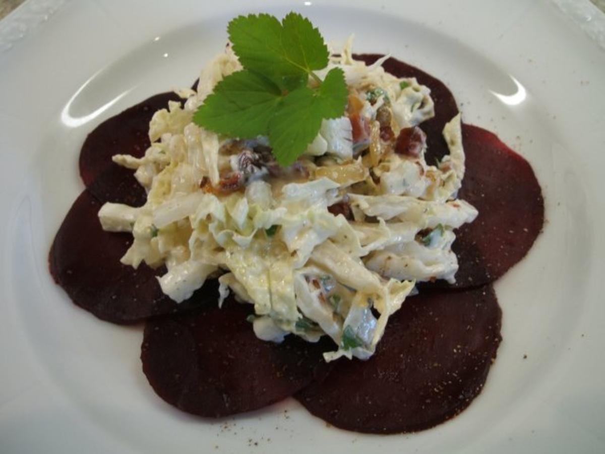 Salate: Chinakohl und junger Giersch mit Sauerrahm-Dressing auf Rote ...