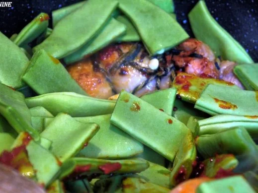 Geschmorte Hähnchenschenkel mit breiten Schnittbohnen - Rezept - Bild Nr. 12