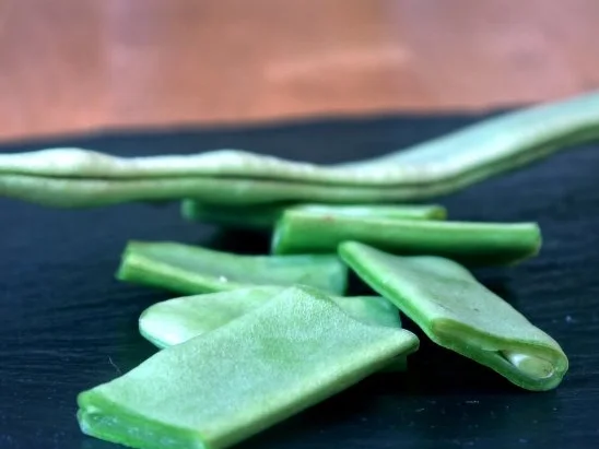 Geschmorte Hähnchenschenkel mit breiten Schnittbohnen - Rezept - Bild Nr. 8