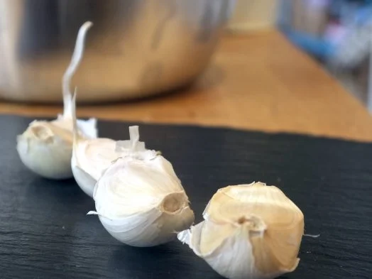 Geschmorte Hähnchenschenkel mit breiten Schnittbohnen - Rezept - Bild Nr. 3