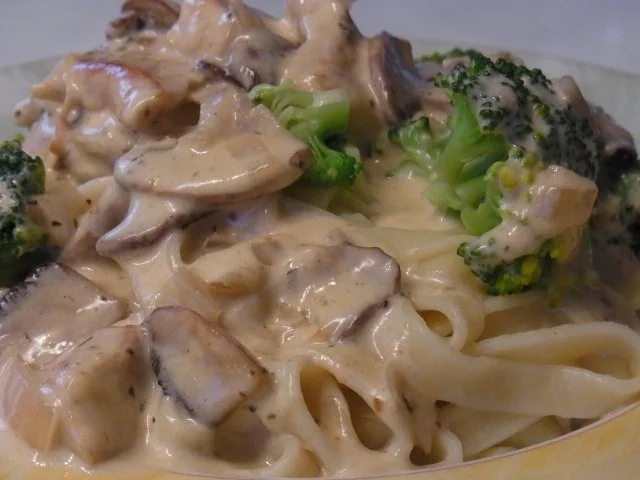 Puten-Sahne-Champions-Geschnetzeltes mit Broccoli und Bandnudeln - Rezept