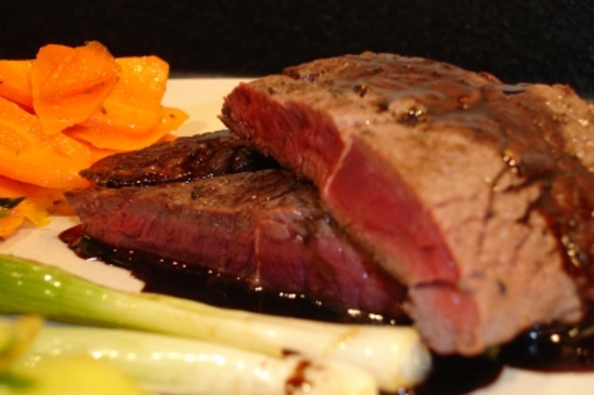 Steak vom Pferd mit zweierlei Karotten und Portwein-Balsamico-Sauce - Rezept - Bild Nr. 2