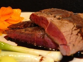 Rezept: Steak vom Pferd mit zweierlei Karotten und Portwein-Balsamico-Sauce Bild Nr. 2 Steak vom Pferd mit zweierlei Karotten und Portwein-Balsamico-Sauce - Rezept - Bild Nr. 2