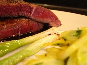 Rezept: Steak vom Pferd mit zweierlei Karotten und Portwein-Balsamico-Sauce Bild Nr. 3 Steak vom Pferd mit zweierlei Karotten und Portwein-Balsamico-Sauce - Rezept - Bild Nr. 3