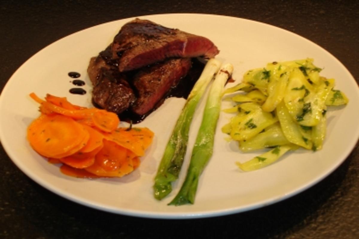 Steak vom Pferd mit zweierlei Karotten und Portwein-Balsamico-Sauce ...