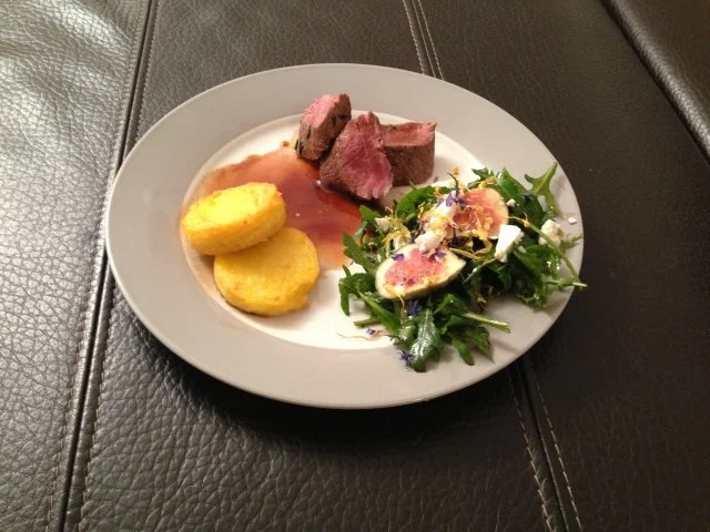 Rezept: Lammrücken mit Feigen, Rucolasalat und Polentaschnitte Lammrücken mit Feigen, Rucolasalat und Polentaschnitte - Rezept