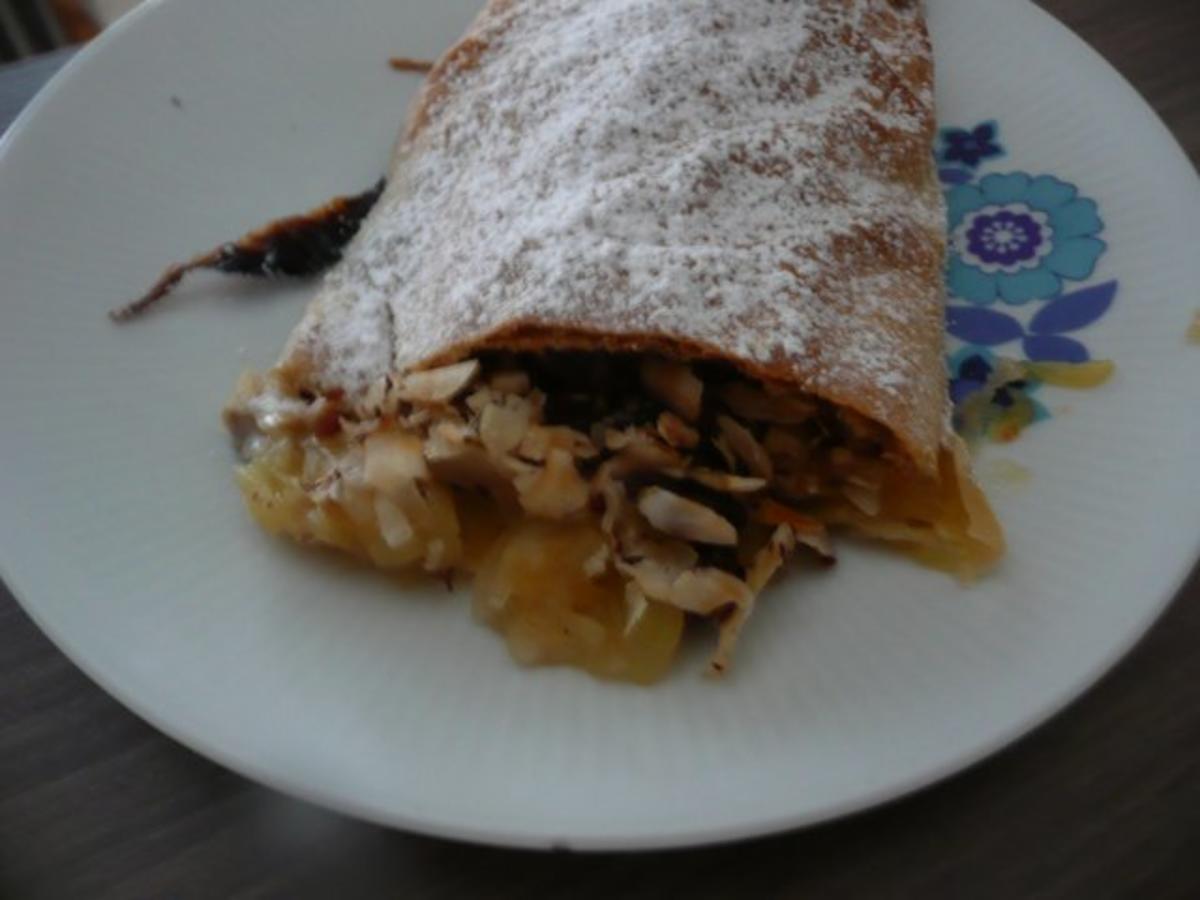 Apfelstrudel mit Strudelteig und Butter flüssig - Rezept mit Bild ...