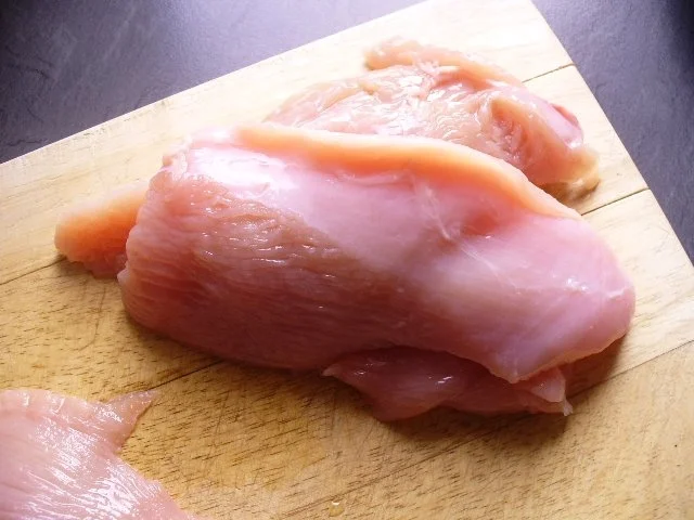 Rezept: Hähnchenbruströllchen mit Champignons auf Eisbergsalat Bild Nr. 2 Hähnchenbruströllchen mit Champignons auf Eisbergsalat - Rezept - Bild Nr. 2