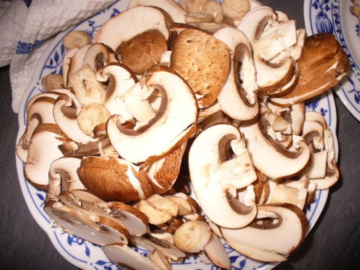 Hähnchenbruströllchen mit Champignons auf Eisbergsalat - Rezept - Bild Nr. 10