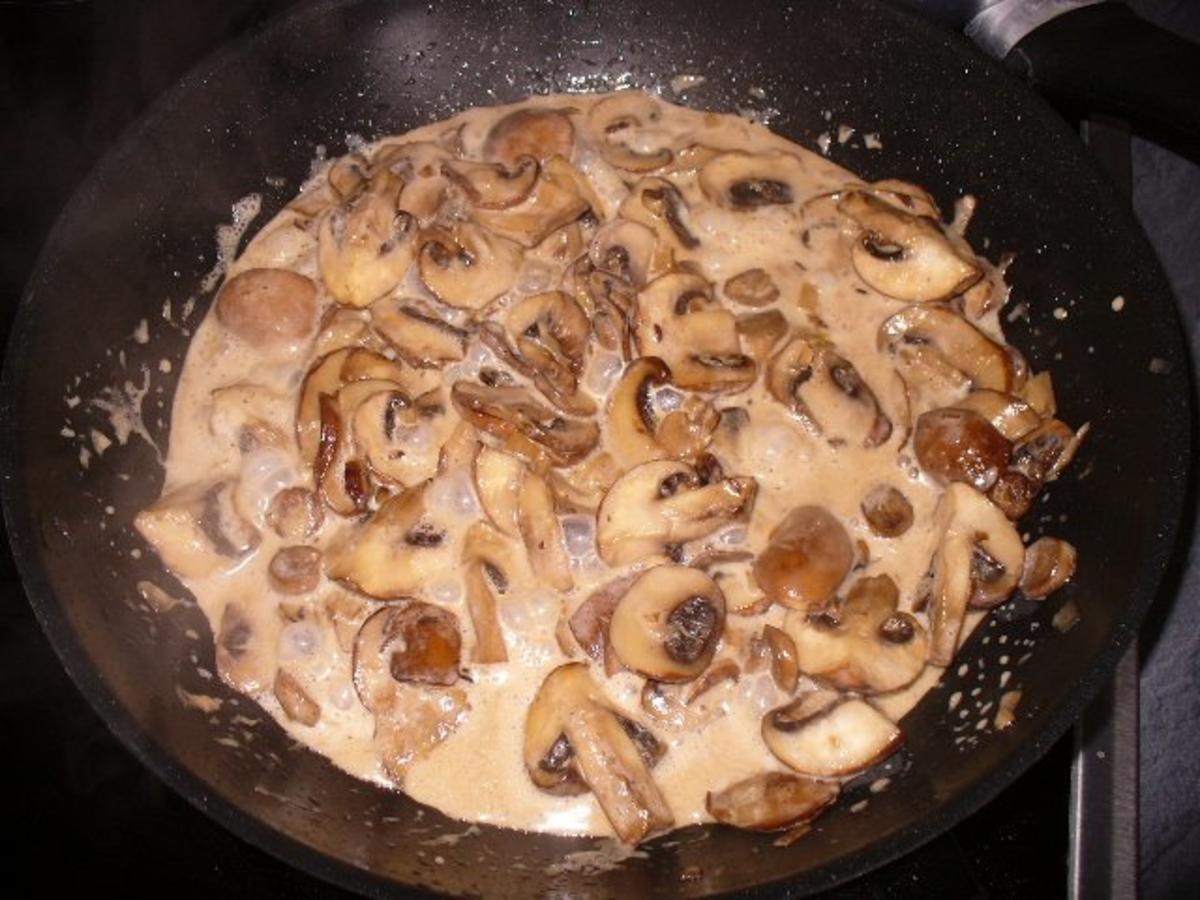 Hähnchenbruströllchen mit Champignons auf Eisbergsalat - Rezept ...