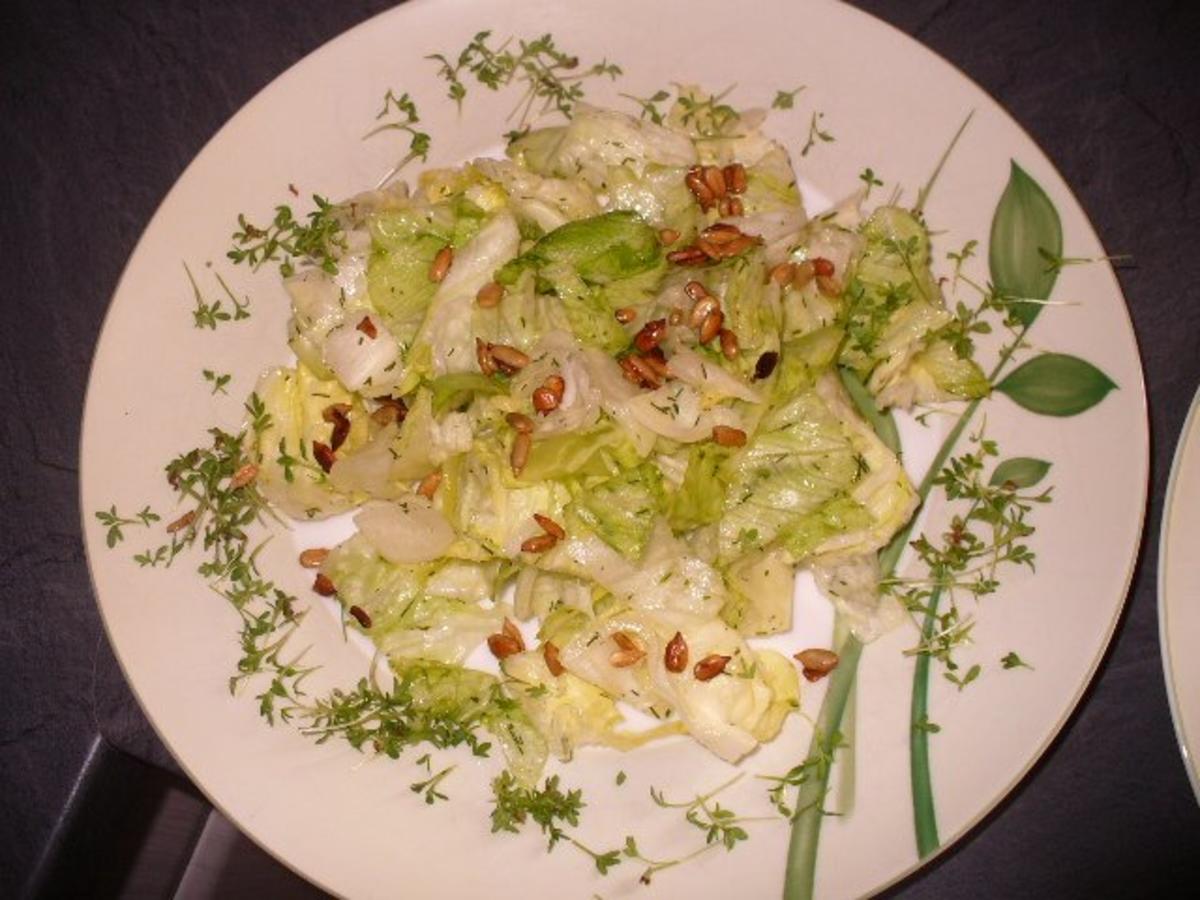 Hähnchenbruströllchen mit Champignons auf Eisbergsalat - einfach - von ...