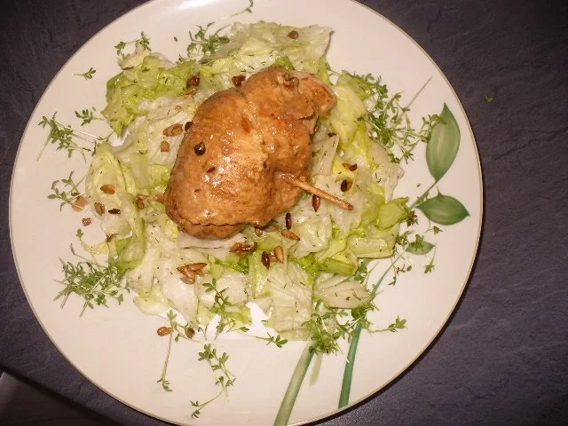 Rezept: Hähnchenbruströllchen mit Champignons auf Eisbergsalat Bild Nr. 16 Hähnchenbruströllchen mit Champignons auf Eisbergsalat - Rezept - Bild Nr. 16