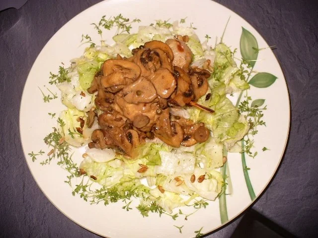 Rezept: Hähnchenbruströllchen mit Champignons auf Eisbergsalat Bild Nr. 17 Hähnchenbruströllchen mit Champignons auf Eisbergsalat - Rezept - Bild Nr. 17