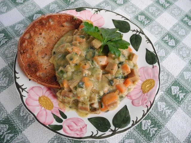 Vegan : Seitan - Porree - Frikassee auf getostetem Vinschgauerle - Rezept
