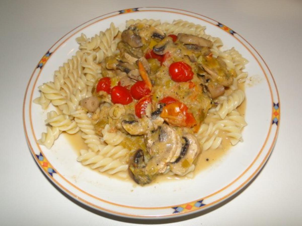 Porree-Kräutersahne mit Pilzen und Cocktailtomaten ideal für Nudeln - Rezept