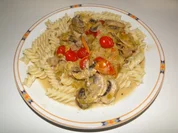 Porree-Kräutersahne mit Pilzen und Cocktailtomaten ideal für Nudeln - Rezept