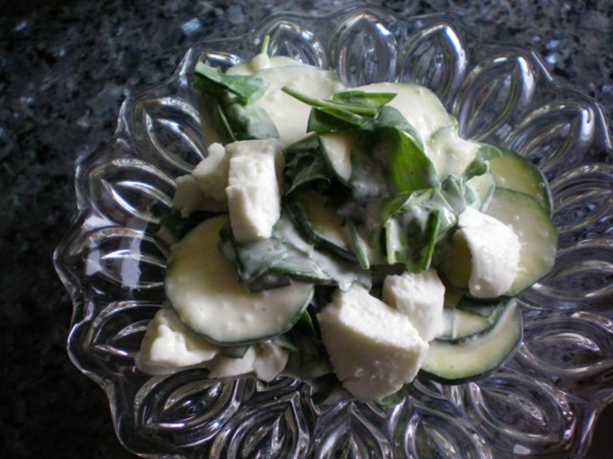 Bilder für Salat: Zucchini-Bärlauchsalat mit Büffelmozzarella - Rezept