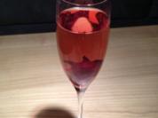 Jacky-Secco mit Domina-Traubenlikör und Hibiskusblüten - Rezept