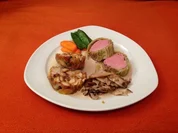 Pochiertes Kalbsfilet im Kräutermantel  mit Bretz’nknödel und Pilzrahm - Rezept