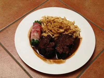 Das Rind grinst nimmer Geschmorte Ochsenbacke in Rotweinsoße, mit hausgemachten Spätzle - Rezept