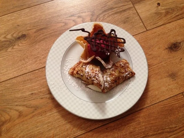 Rezept: Ebbes für die Hüfte Pfannenkuchen gefüllt mit einer weißen Schokoladencreme und Beereneis Ebbes für die Hüfte Pfannenkuchen gefüllt mit einer weißen Schokoladencreme und Beereneis - Rezept