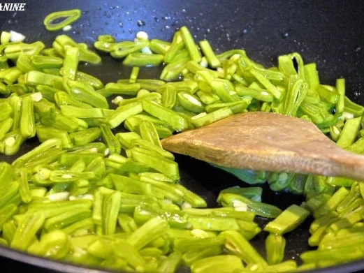 Rotbarschfilet mit Senf-Thymian-Kruste auf Gemüse-Quinoa - Rezept - Bild Nr. 12