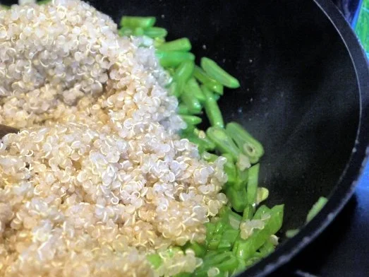 Rotbarschfilet mit Senf-Thymian-Kruste auf Gemüse-Quinoa - Rezept - Bild Nr. 13