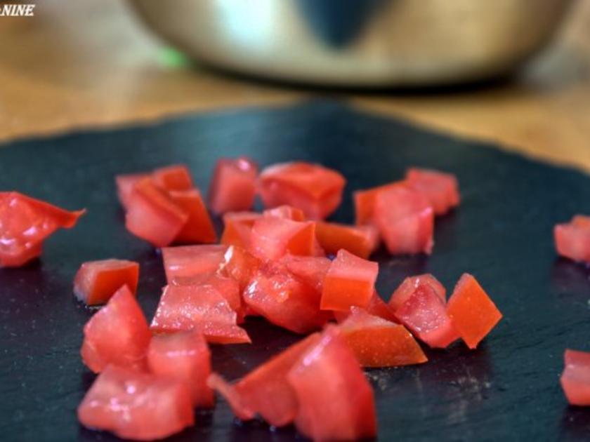 Rotbarschfilet mit Senf-Thymian-Kruste auf Gemüse-Quinoa - Rezept ...