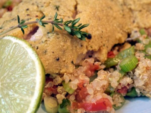 Rotbarschfilet mit Senf Thymian Kruste auf Gemüse Quinoa - einfach ...