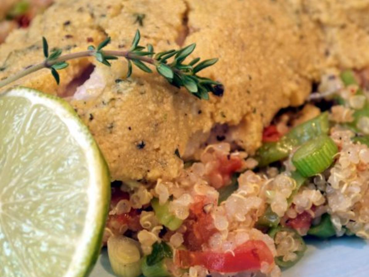 Rotbarschfilet mit Senf-Thymian-Kruste auf Gemüse-Quinoa - Rezept ...