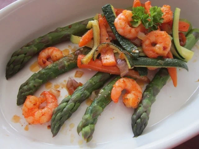 Rezept: Spargelplatte mit Garnelen ,Möhren und Zucchinis Spargelplatte mit Garnelen ,Möhren und Zucchinis - Rezept