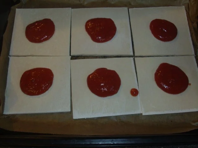 Rezept: Blätterteigpizza Bild Nr. 2 Blätterteigpizza - Rezept - Bild Nr. 2