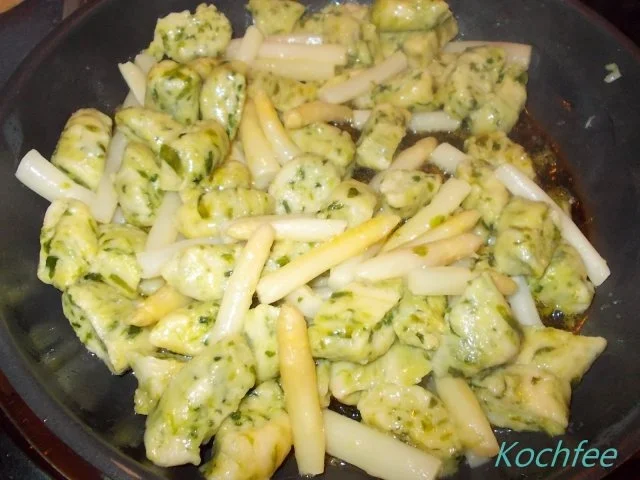 Bärlauchgnocchi mit gebratenem Spargel - Rezept