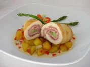 Hühnerröllchen mit Spargel-Schinken-Füllung an Paprika-Bratkartoffeln - Rezept