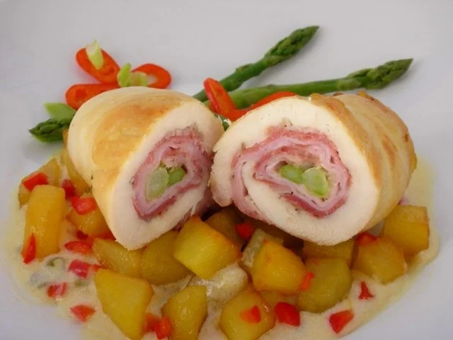 Hühnerröllchen mit Spargel-Schinken-Füllung an Paprika-Bratkartoffeln - Rezept - Bild Nr. 2