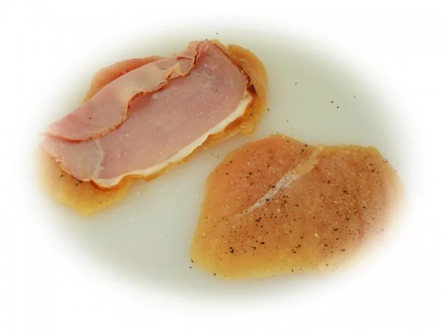 Hühnerröllchen mit Spargel-Schinken-Füllung an Paprika-Bratkartoffeln - Rezept - Bild Nr. 3