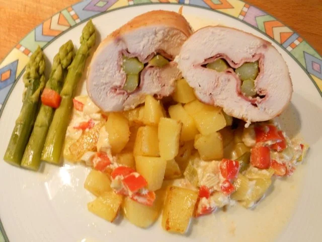 Hühnerröllchen mit Spargel-Schinken-Füllung an Paprika-Bratkartoffeln - Rezept - Bild Nr. 15