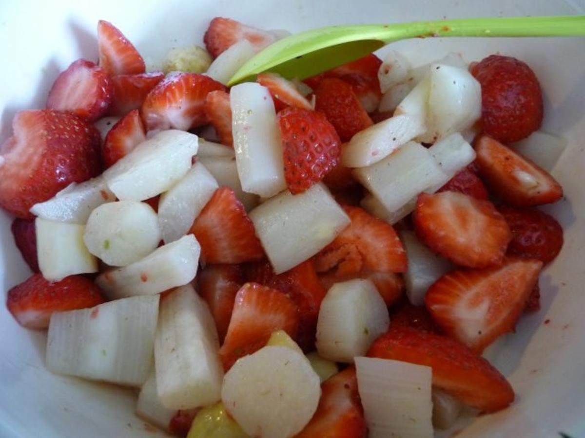 Vegan : Spargel - Erdbeersalat - nicht nur für Veggis - Rezept