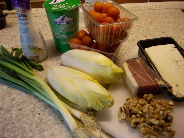 Gebackener Chicoree mit Tomaten in Gorgonzola-Schinken-Walnußsoße - Rezept - Bild Nr. 2