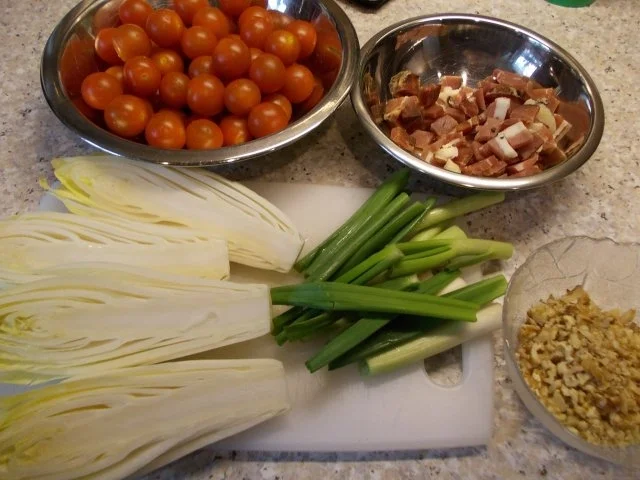 Gebackener Chicoree mit Tomaten in Gorgonzola-Schinken-Walnußsoße - Rezept - Bild Nr. 3