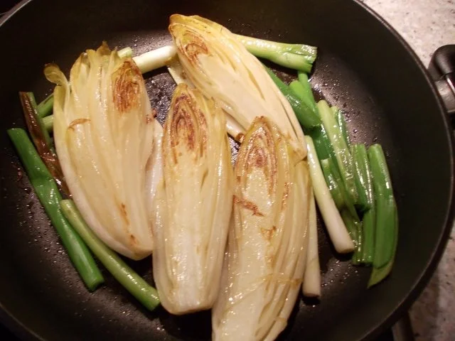 Gebackener Chicoree mit Tomaten in Gorgonzola-Schinken-Walnußsoße - Rezept - Bild Nr. 4