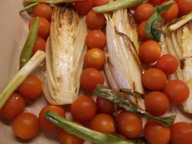 Gebackener Chicoree mit Tomaten in Gorgonzola-Schinken-Walnußsoße ...