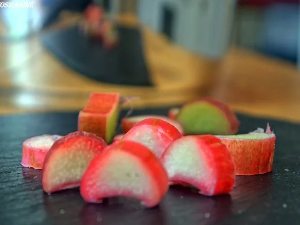 Rezept: Gebrannter Grieß mit Rhabarber Bild Nr. 2 Gebrannter Grieß mit Rhabarber - Rezept - Bild Nr. 2