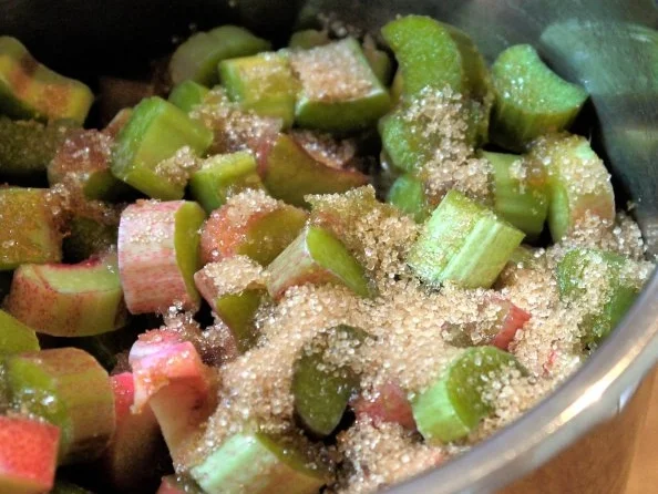 Rezept: Gebrannter Grieß mit Rhabarber Bild Nr. 3 Gebrannter Grieß mit Rhabarber - Rezept - Bild Nr. 3