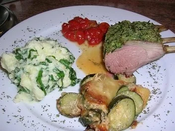 Rezept: Lammcarrée mit Bärlauchkruste, an Bärlauchstampf und Zucchinigratin Lammcarrée mit Bärlauchkruste, an Bärlauchstampf und Zucchinigratin - Rezept