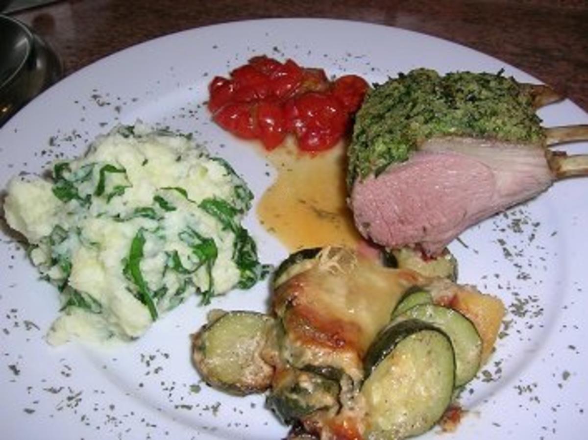 Lammcarrée mit Bärlauchkruste, an Bärlauchstampf und Zucchinigratin -
Rezept von rowiwo